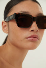 Load image into Gallery viewer, Balenciaga squared femenine havana sunglasses - Eyewear Club
