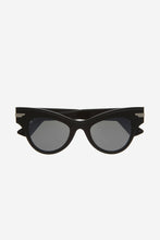 Load image into Gallery viewer, Bottega Veneta black cat eye sunglasses - Eyewear Club
