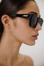 Load image into Gallery viewer, Bottega Veneta bold acetate femenine black sunglasses - Eyewear Club
