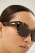 Load image into Gallery viewer, Bottega Veneta havana cat eye geometrical sunglasses - Eyewear Club
