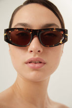 Load image into Gallery viewer, Bottega Veneta havana rectangular sunglasses - Eyewear Club

