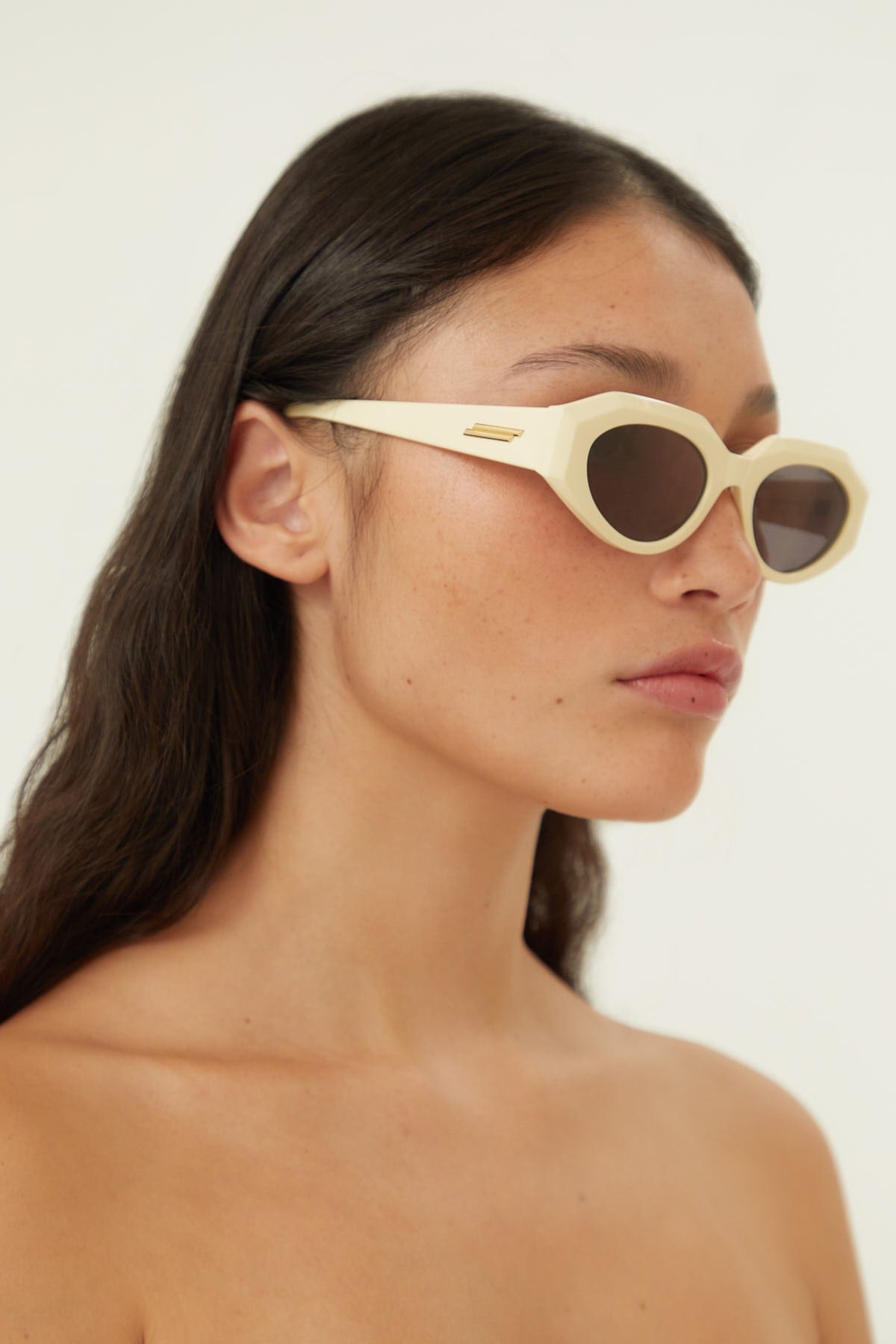 Bottega Veneta oval femenine ivory sunglasses - Eyewear Club