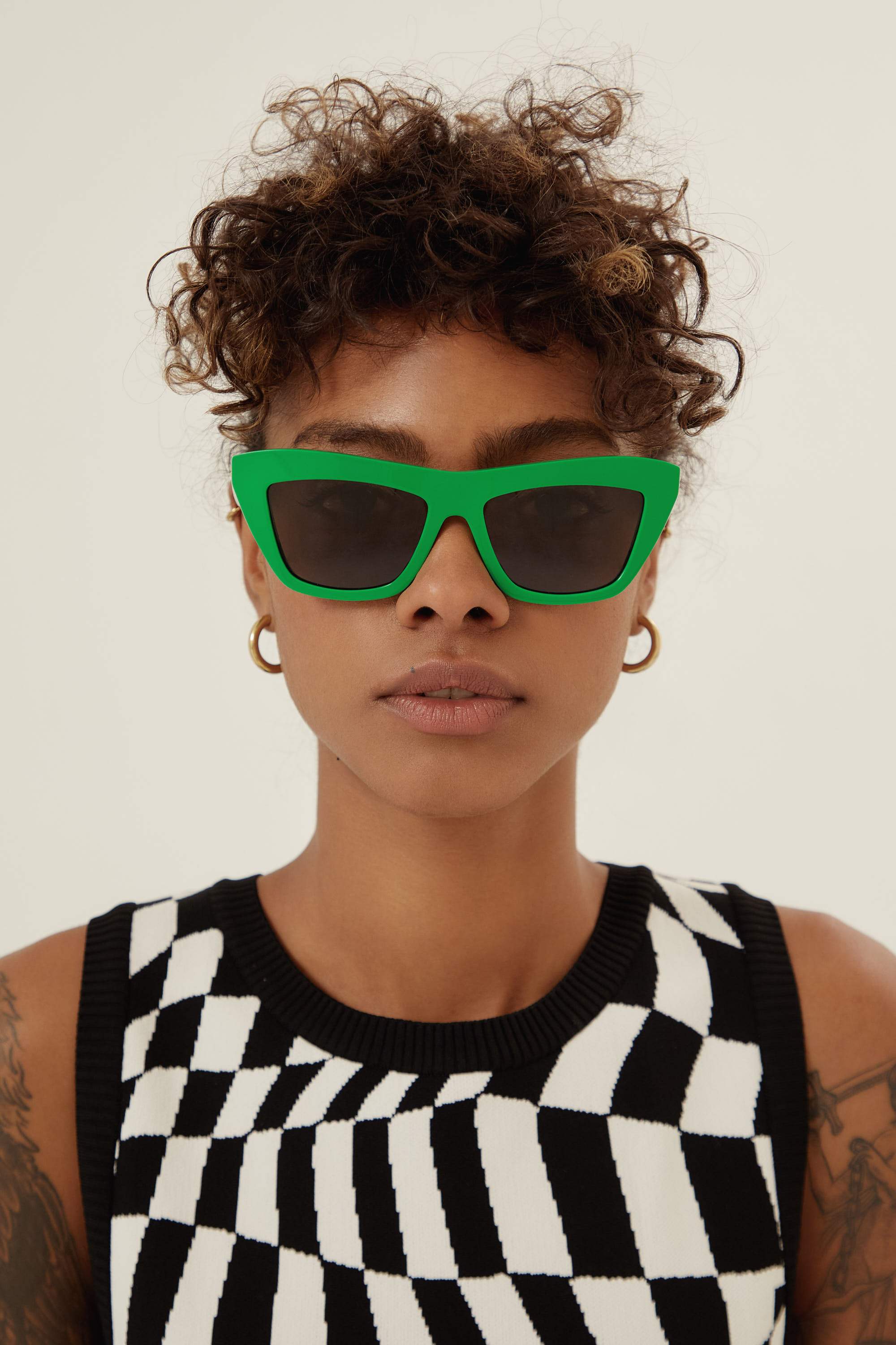 Bottega Veneta squared cat eye green sunglasses - Eyewear Club