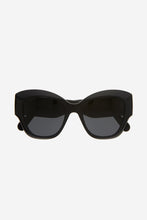 Load image into Gallery viewer, Gucci black cat-eye sunglasses with matalasse temple - Eyewear Club
