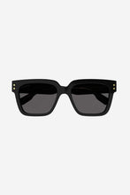 Load image into Gallery viewer, Gucci bold squared black sunglasses - Eyewear Club
