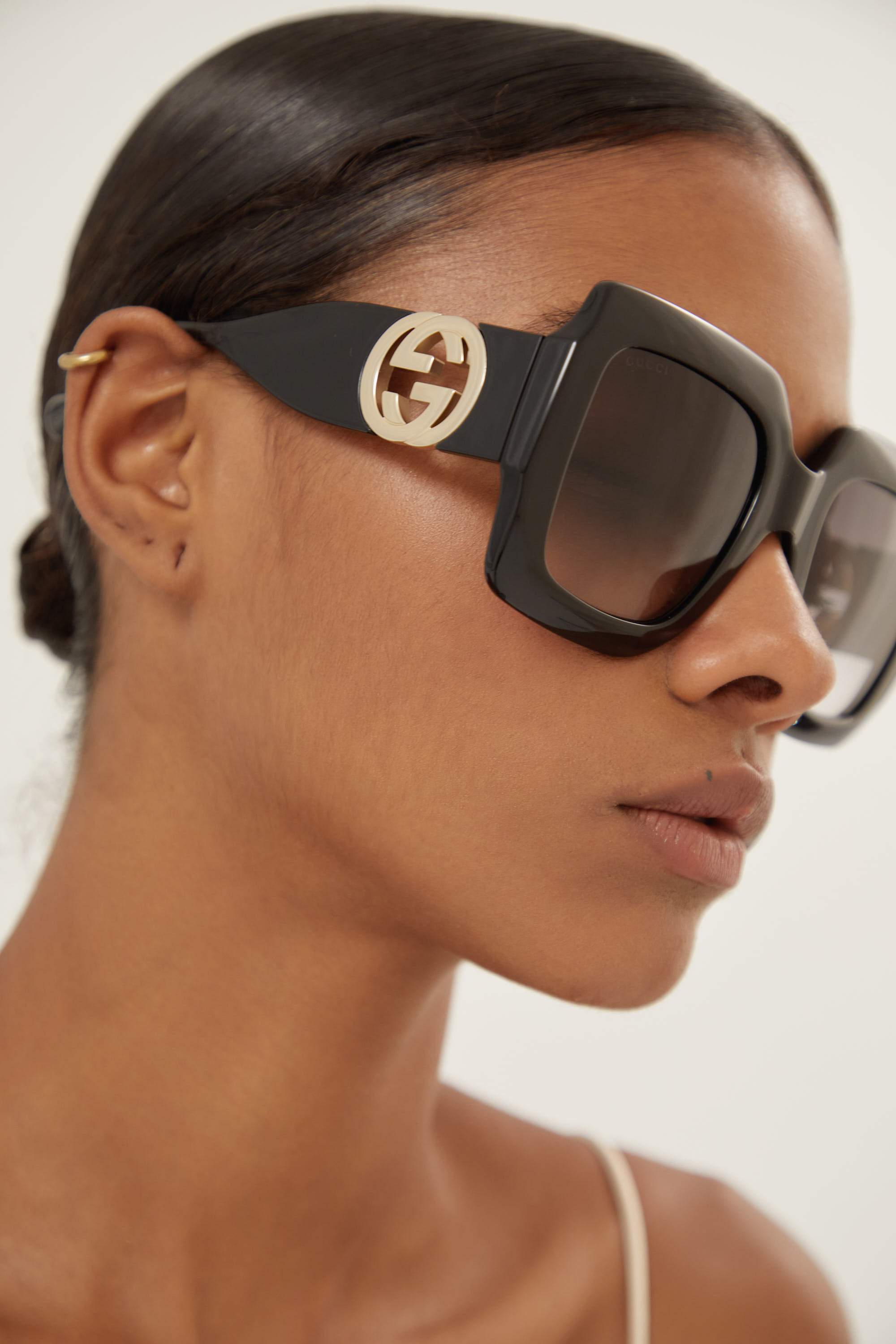 Gucci femenine black sunglasses with integrated GG logo - Eyewear Club