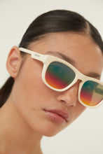 Load image into Gallery viewer, Gucci ivory sporty sunglasses - Eyewear Club
