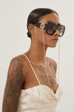 Load image into Gallery viewer, Gucci oversized femenine black sunglasses with integrated GG logo - Eyewear Club
