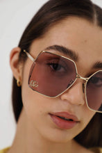 Load image into Gallery viewer, Gucci oversized violet gradiente lenses sunglasses - Eyewear Club
