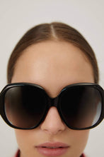 Load image into Gallery viewer, Gucci round black femenine sunglasses - Eyewear Club
