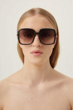 Load image into Gallery viewer, Gucci square shape black sunglasses - Eyewear Club
