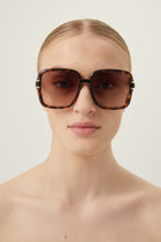 Load image into Gallery viewer, Gucci square shape havana sunglasses - Eyewear Club
