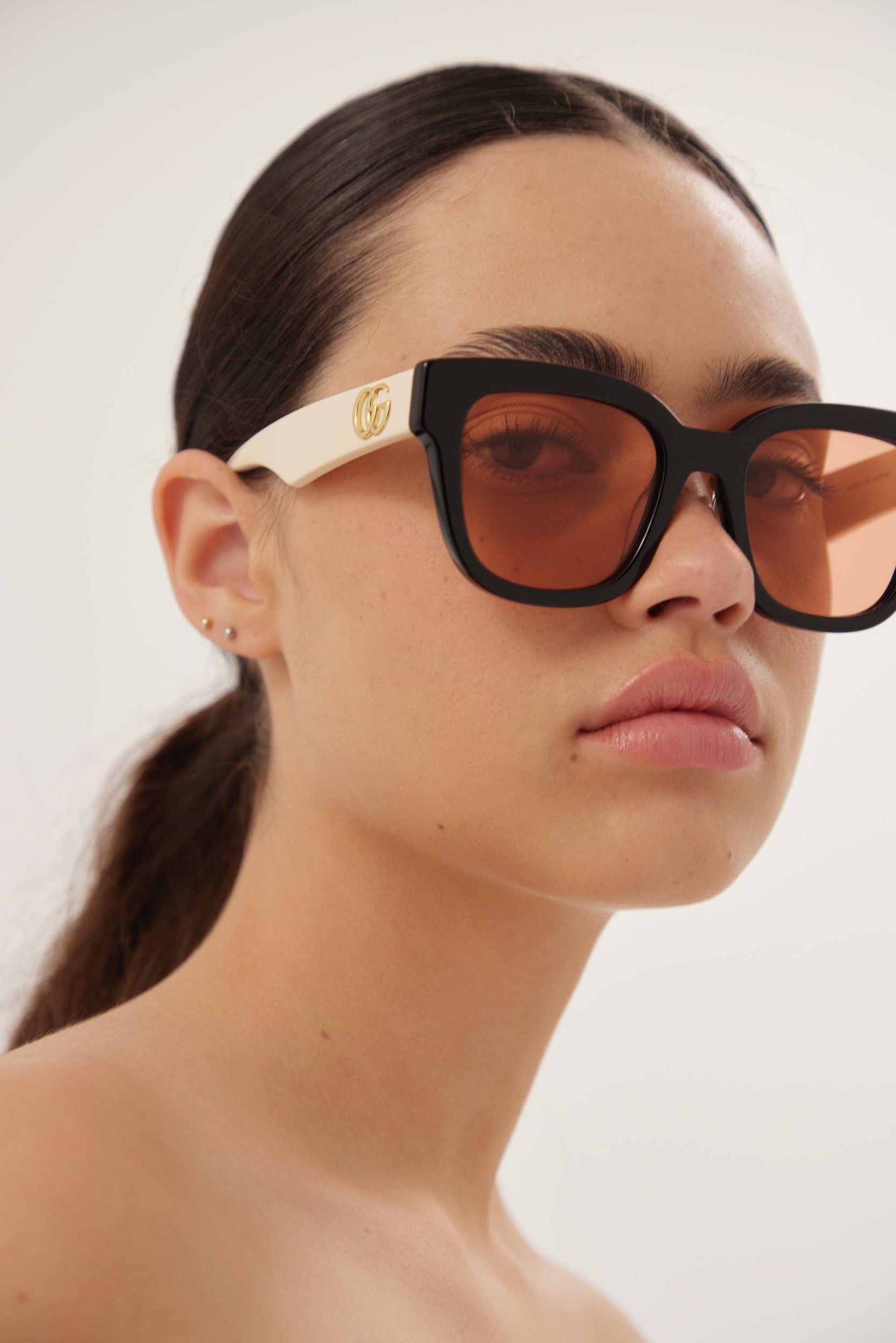 Gucci squared femenine black and ivory sunglasses - Eyewear Club