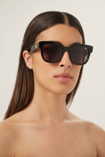 Load image into Gallery viewer, Gucci squared femenine black sunglasses - Eyewear Club
