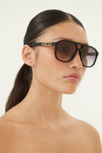 Load image into Gallery viewer, Gucci vintage look pilot sunglasses - Eyewear Club
