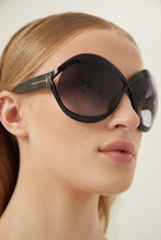 Load image into Gallery viewer, Tom Ford iconic femenine sunglasses in black - Eyewear Club
